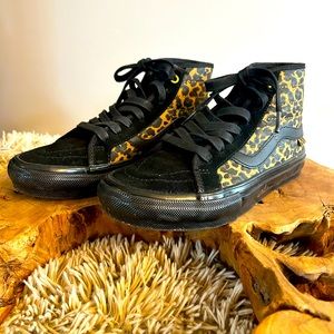 Vans Cher Strauberry x Skate-HI Decon Cheetah shoes! ✌️